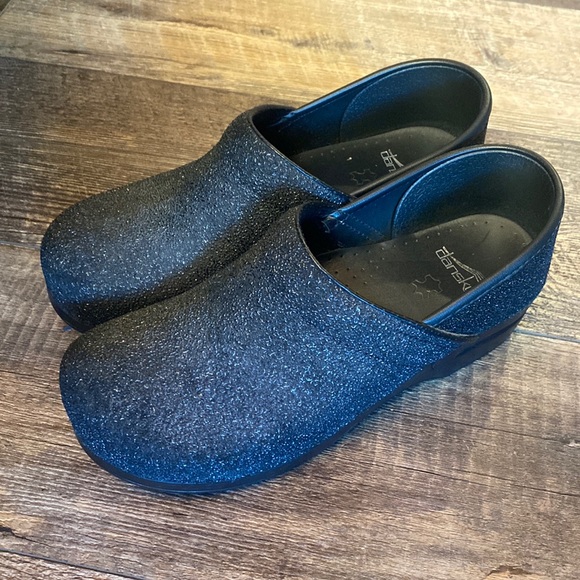 Womens Dansco clogs